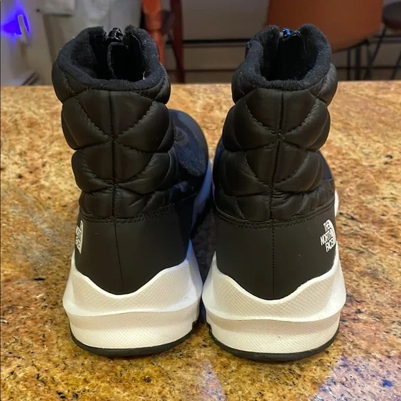 The North Face Black Quilted Boots Sneakers - Picture 3 of 6